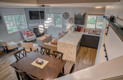 Harvie Heights Casa | The View Tub- hot tub, free parking, view, king bed, AC, 2BR, sleeps 6