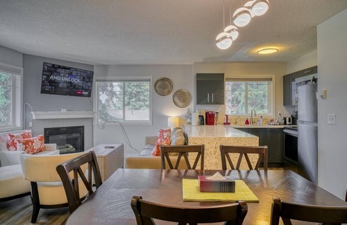 Harvie Heights Casa | The View Tub- hot tub, free parking, view, king bed, AC, 2BR, sleeps 6