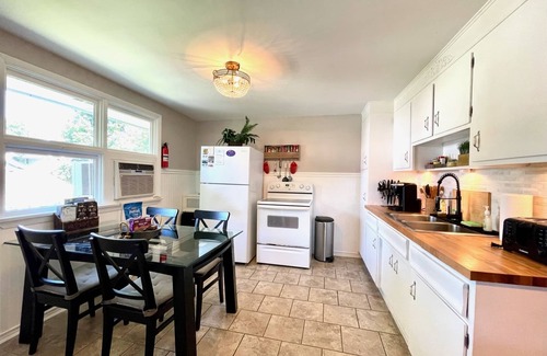 Williamsville Apartamento | The Village Flat *BEST SPOT IN WNY!*