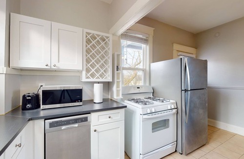 Hyde Park Apartamento | The Vista View Villa 2 - Charming Retreat for 4! 10 Min to Downtown