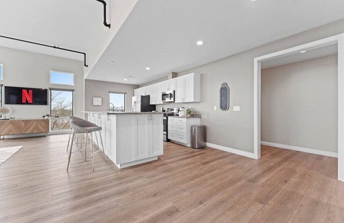 Wyandotte Apartamento | The Loft: Ático con piscina, gimnasio, 2 balcones para 9 personas