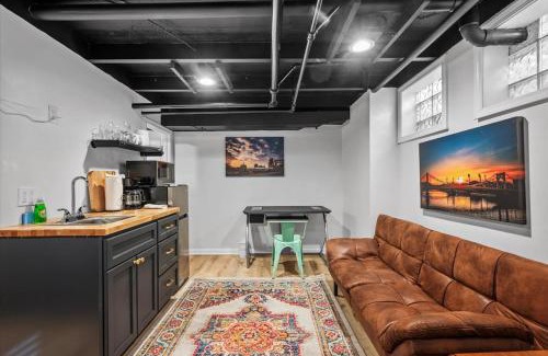 Shadyside Apartamento | The Walnut Suites - The Emerald Suite