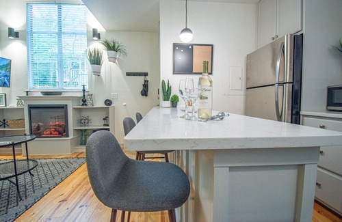 Fayetteville Apartamento | The Wanderer - Walk To Downtown - On Bike Trail