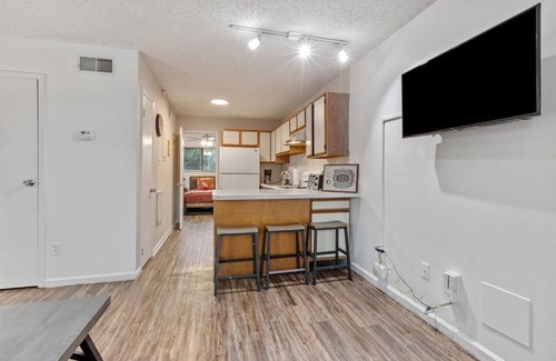 Tallahassee Condominio | The Ward - Resort Style Gameday Condo