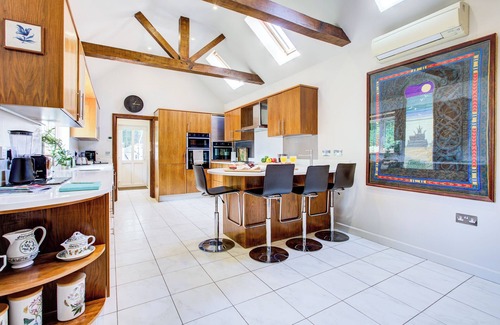 Woodmancote Casa | The West Wing – A Luxurious Country Escape Near Brighton, with Hot Tub & Pool