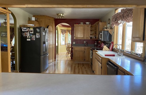Klamath Falls Casa | THE WHITE HAVEN 7 beds, large yard, pets