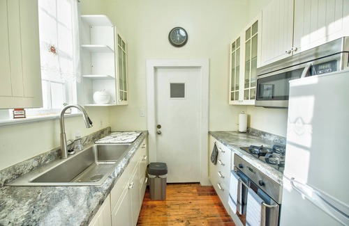 Gainesville Cabaña | The White House, a charming 2-bedroom cottage in Downtown Gainesville
