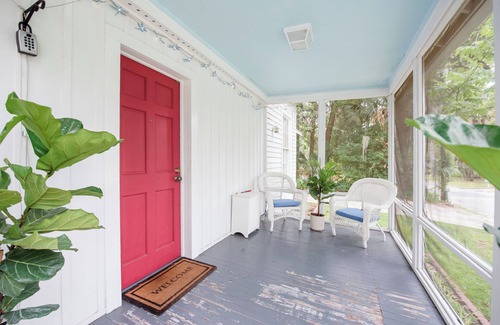 Gainesville Cabaña | The White House, a charming 2-bedroom cottage in Downtown Gainesville