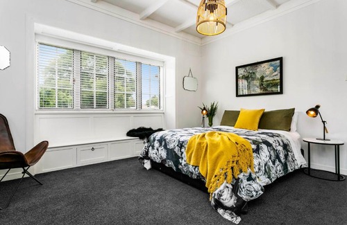 Cambridge Casa | The White House A stylish bungalow with 2 bathrooms and easy walk to town