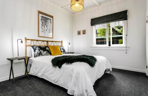 Cambridge Casa | The White House A stylish bungalow with 2 bathrooms and easy walk to town
