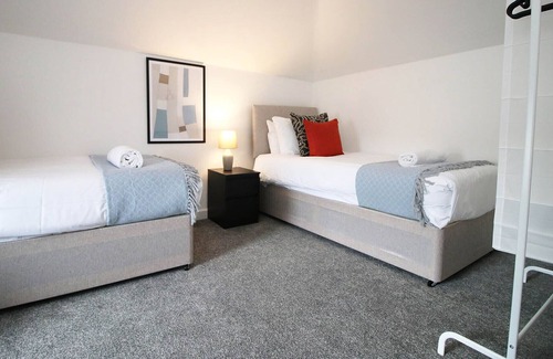 Hirwaun Casa | The White House by Tŷ SA