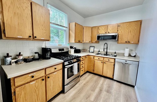 Champaign Casa | The White House - Close to campus + downtown - lots of room for everyone