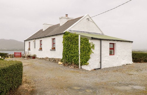 Inishnee Cabaña | THE WHITE HOUSE, country holiday cottage in Roundstone, County Galway