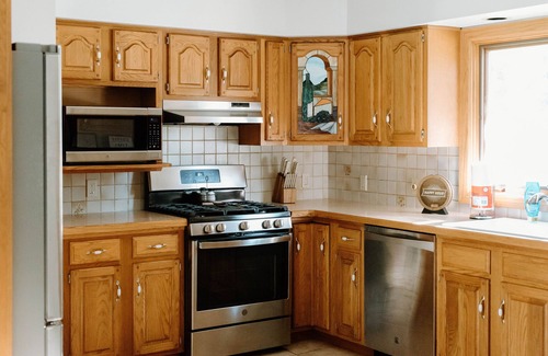 Bay City Casa | The White House! PRIME LOCATION BAY & RIVER VIEWS BAY CITY, MI