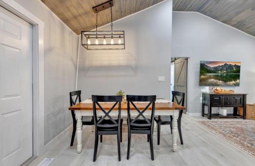 Eagleton Village Casa | The White Lodge 4BDR Sleeps 8 with Fire Pit