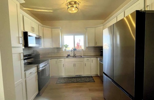 Papillion Casa | The White Pine Modern, Spacious with garage