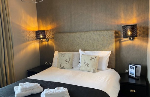 Yeadon Casa | The White Swan