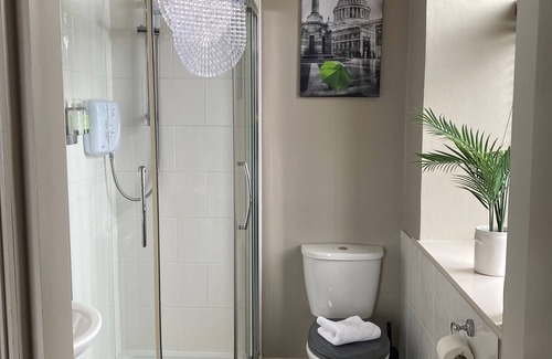 Yeadon Casa | The White Swan