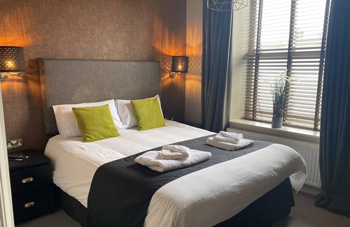Yeadon Casa | The White Swan