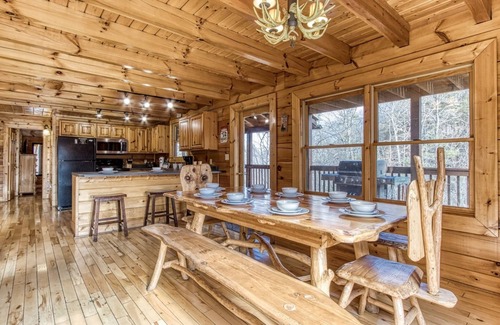 Sevierville Cabina | The Wildlife Lodge - Great Location! Close To Tanger Outlets! 5 Bedroom Cabin by RedAwning