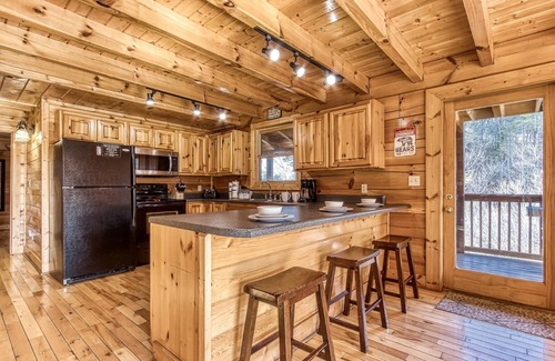 Sevierville Cabina | The Wildlife Lodge - Great Location! Close To Tanger Outlets! 5 Bedroom Cabin by RedAwning