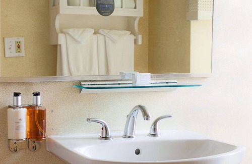 Lake View East Hotel | The Willows Hotel