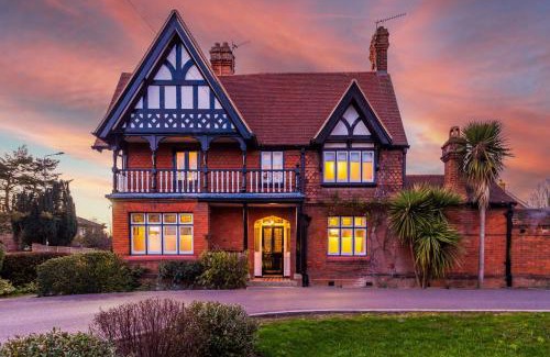 Old Windsor Casa | The Windsor Tapestries by Casa by Grace - Luxury 4 Bed Home, Sleeps up to 9, Hot Tub, Free Parking, Dog Friendly, Legoland, Windsor Castle