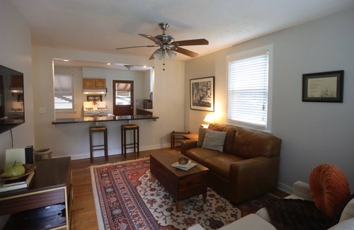 Woodbine Casa | The Woodbright - Cozy Digs - Easy Access to City - Pet Friendly