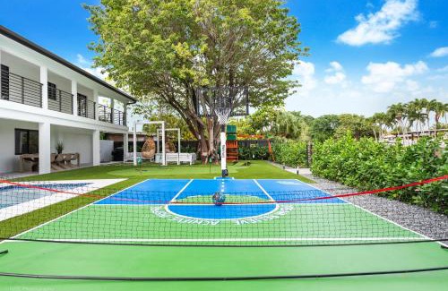 Ludlam Casa | The World - Canal View, Playground, 9 Bedrooms, Work Area, Pickleball & Game Room