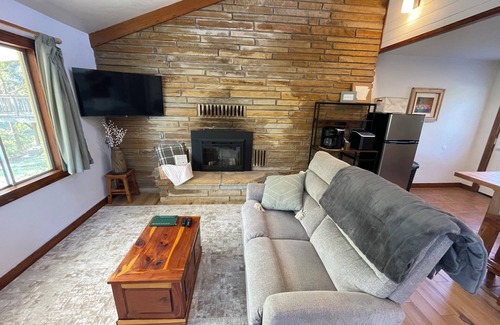 Gassville Cabina | The Yellow Cabin on the White River