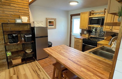 Gassville Cabina | The Yellow Cabin on the White River