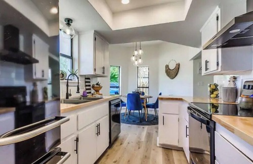 Norman Casa | The Yellow Door - West Side Norman Retreat & Pool