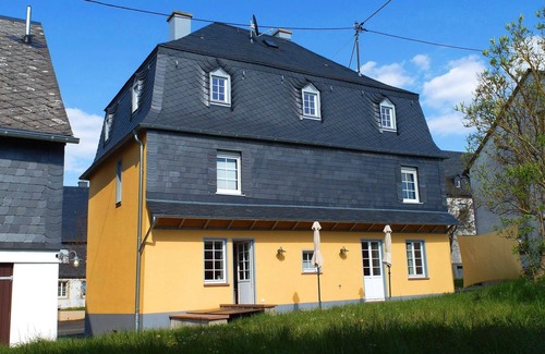 Irmenach Casa | The yellow vacation home