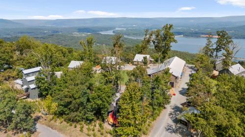 Bryant Apartamento | The Yurt at Paradise Pointe with a hot tub fire pit & Grill