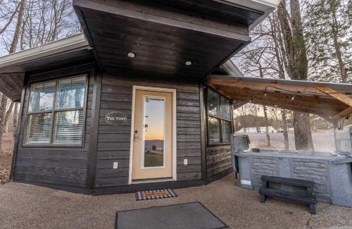 Bryant Apartamento | The Yurt at Paradise Pointe with a hot tub fire pit & Grill