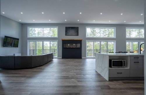 Saint-Jean-de-Matha Casa | The Zenith |Hot Tub | Lake |Pool Table