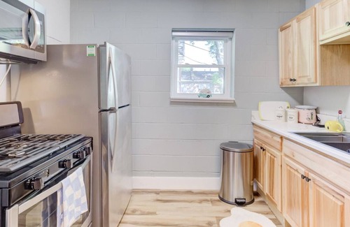 Medical District Apartamento | Themed Lux Loft with King Bed, Free Parking & Wi-Fi