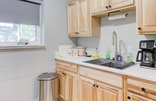 Medical District Apartamento | Themed Lux Loft with King Bed, Free Parking & Wi-Fi