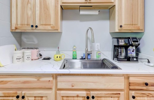 Medical District Apartamento | Themed Lux Loft with King Bed, Free Parking & Wi-Fi