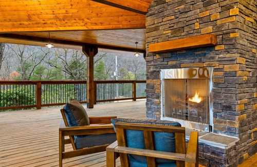 Blairsville Casa | Third-floor mountain view suite with deck, game room, & firepits