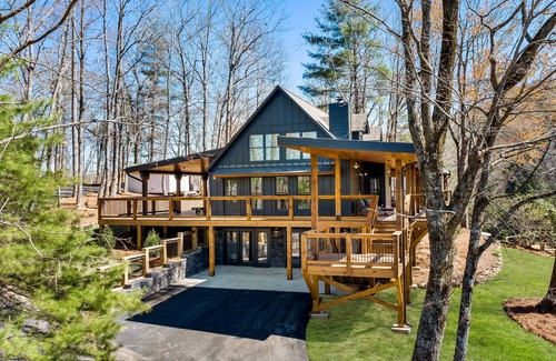 Blairsville Casa | Third-floor mountain view suite with deck, game room, & firepits