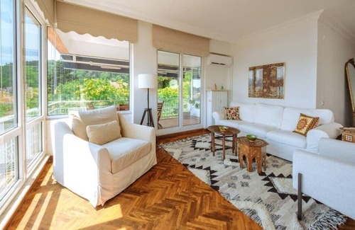 Bebek Apartamento | This apartment is a 3 bedroom(s), 1.5 bathrooms, located in Beşiktaş, İstanbul.