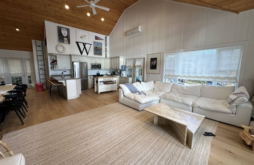 Muskoka Lakes Cabaña | This Breathtaking Lake Muskoka beauty has it all!