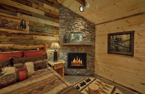 Gatlinburg - Pigeon Forge Complejo | This charming retreat comfortably sleeps 12 people!