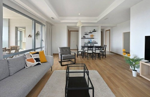 Maslak Condominio | Bright Modern 3BD/2Bath Condo Patio+Parking! #221