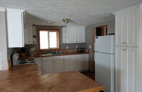 Custer Cabaña | This cottage on the lake is a perfect place for a family vacation.