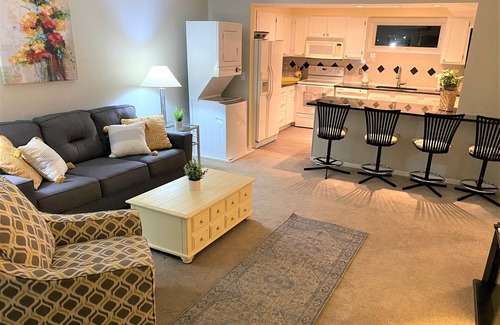 Eastport Condominio | Este condominio de Eastport tiene una gran terraza con impresionantes vistas de Spa Creek y el centro de Annapolis. Disfruta de la piscina comunitaria y de estar a poca distancia de todos los maravillosos restaurantes del centro y Eastport