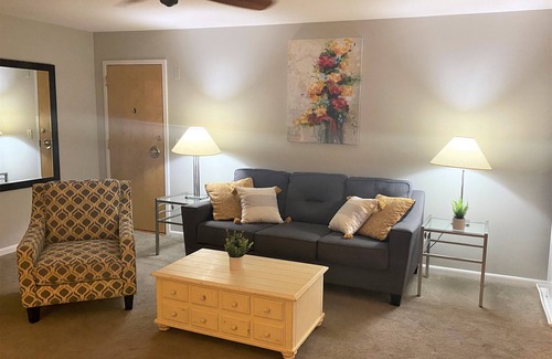 Eastport Condominio | Este condominio de Eastport tiene una gran terraza con impresionantes vistas de Spa Creek y el centro de Annapolis. Disfruta de la piscina comunitaria y de estar a poca distancia de todos los maravillosos restaurantes del centro y Eastport