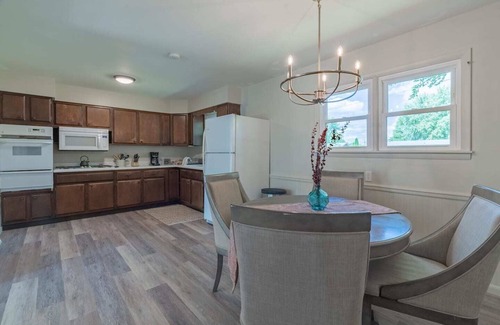 Gas City Casa | This house is a 3 bedroom(s), 1.5 bathrooms, located in Gas City, IN.