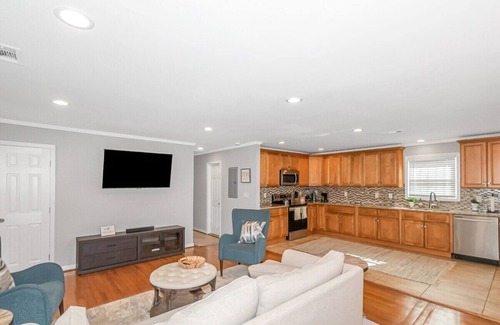 Church Street Casa | This house is a 5 bedrooms, 3 bathrooms, located in Atlanta, GA.